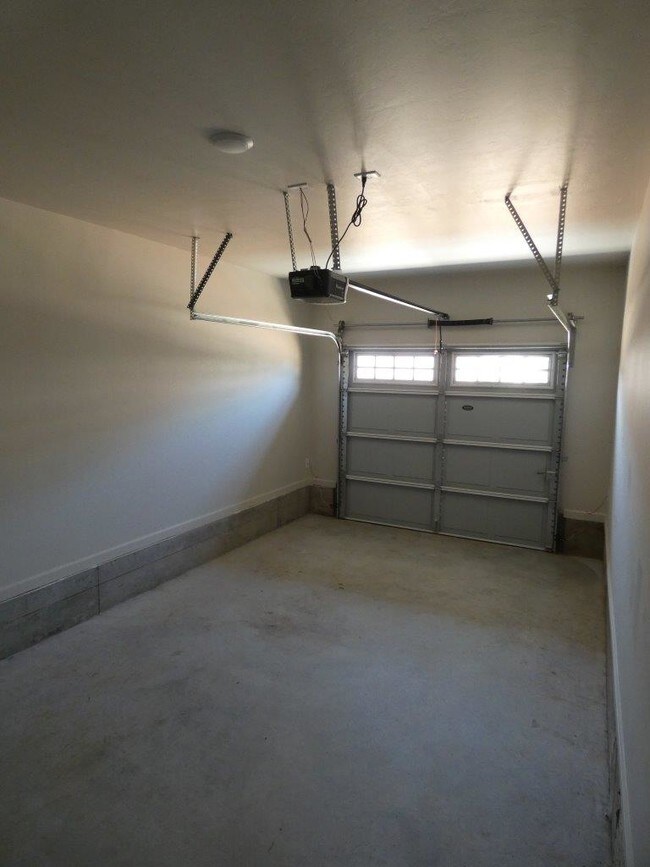 Building Photo - 439 Summit Ridge Dr
