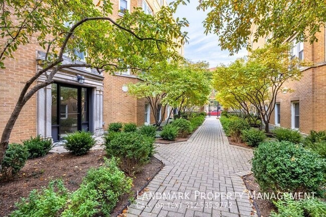 Building Photo - 534 W Belmont Ave