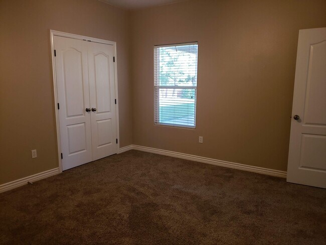 Building Photo - Beautiful 4 bed 2 bath home with 3 car gar...