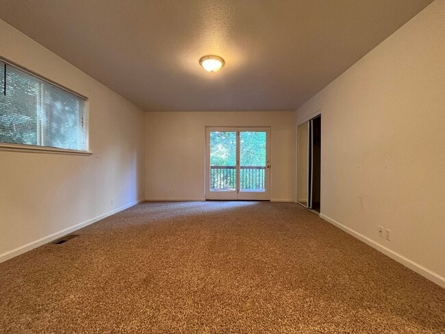 Building Photo - Spacious 3 Bedroom, 2.5 Bathroom w/ Bonus ...