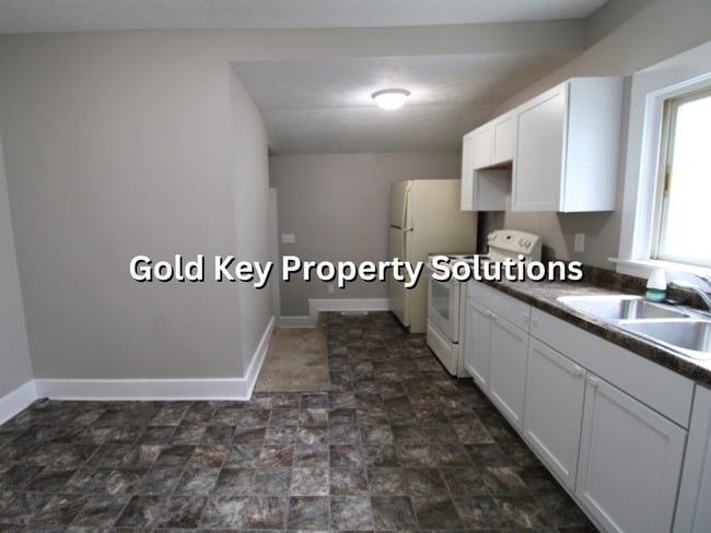 Building Photo - Updated 2 BR 1 BA House with Garage and Fe...