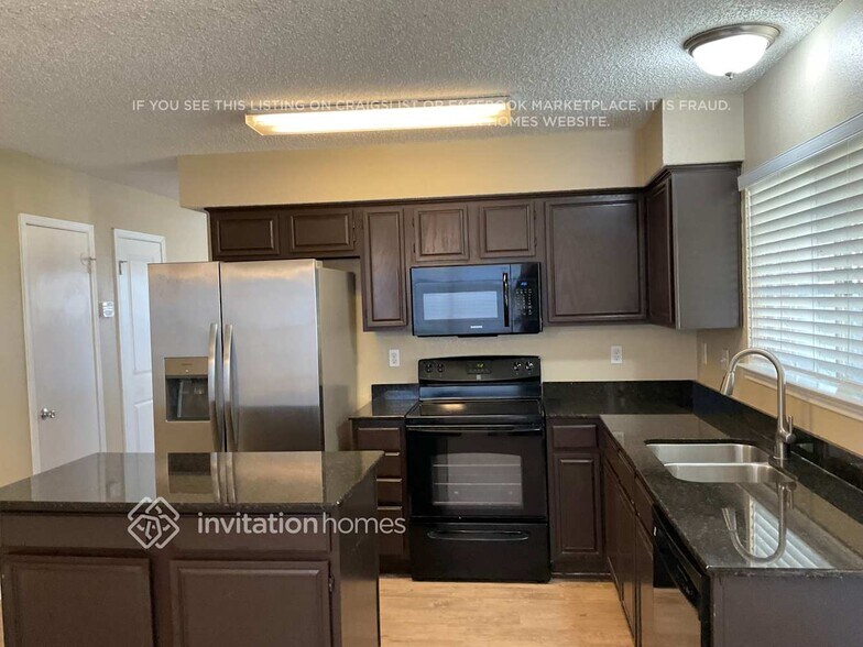 Building Photo - 2207 Bennington Dr