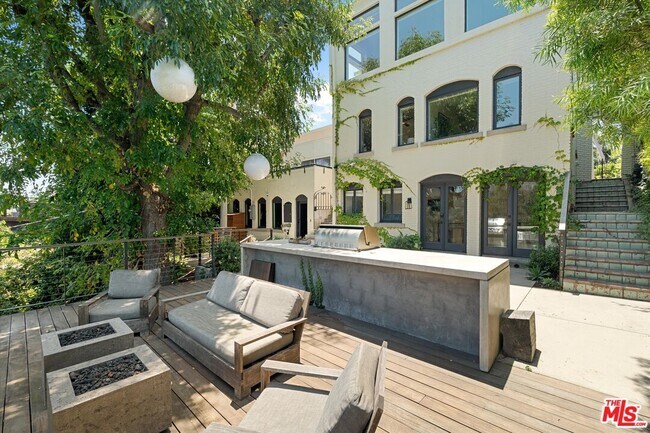 Building Photo - 2700 Glendower Ave