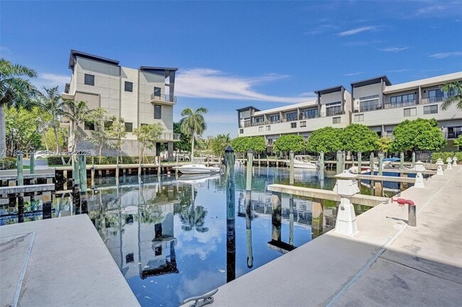 Building Photo - 516 SE 1st Cir