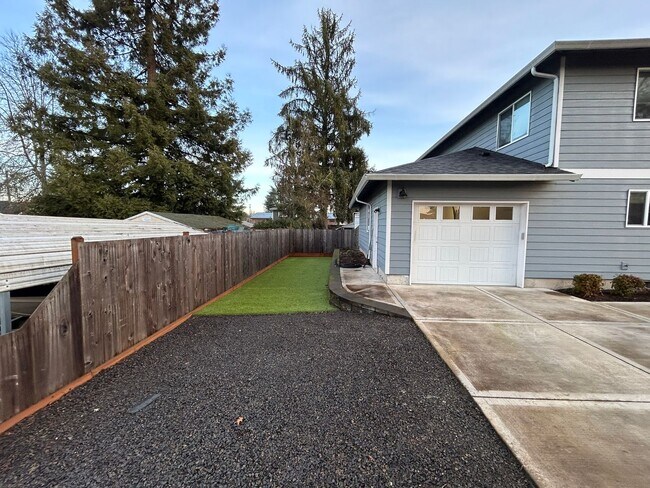 Building Photo - 4 bedroom, 2.5 Bath In Carlton- Great Location!