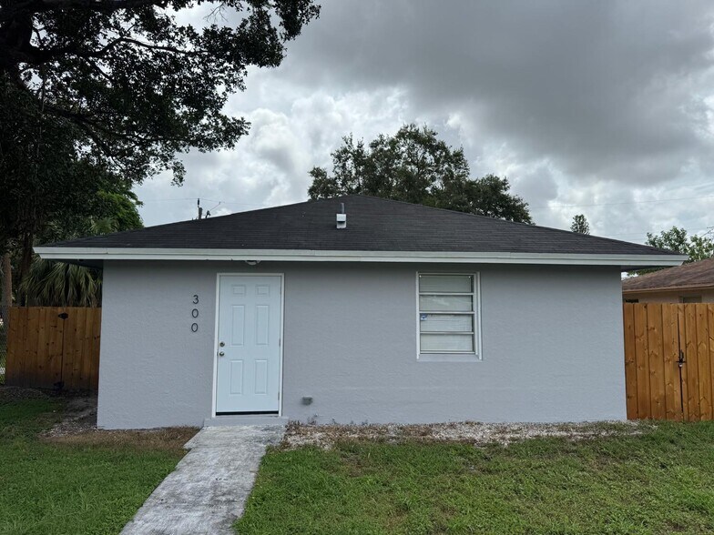 Building Photo - 300 NW 28th Way