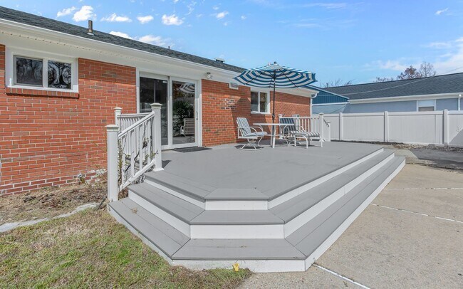 Building Photo - For Rent. 4 Bedrooms