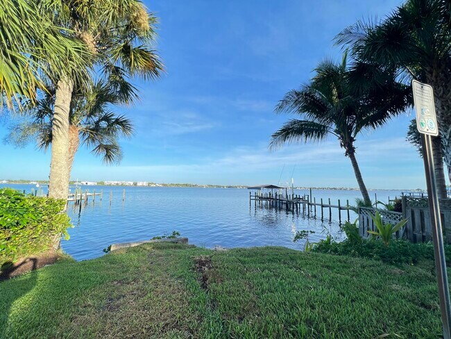 Building Photo - 540 S Manor Dr