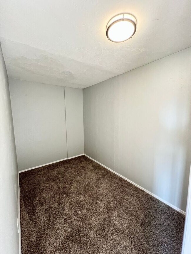 Building Photo - Charming 1-Bedroom Condo with Partial Bay Views & Summer Fireworks!