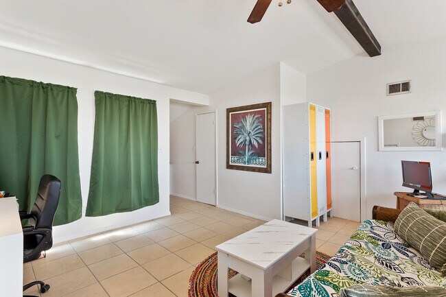 Building Photo - 208 W Saturn Ln