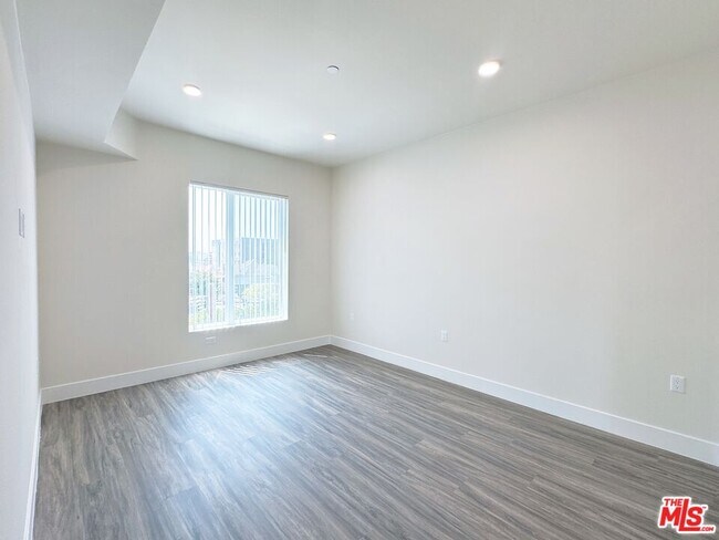 Building Photo - 1037 Dewey Ave