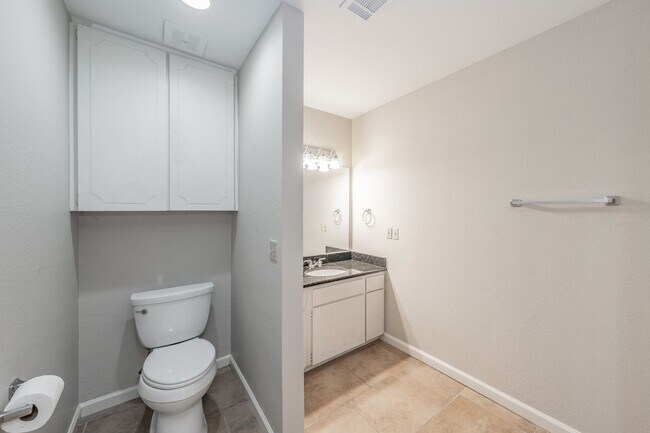 Building Photo - Prime Location in Overton West! Spacious D...