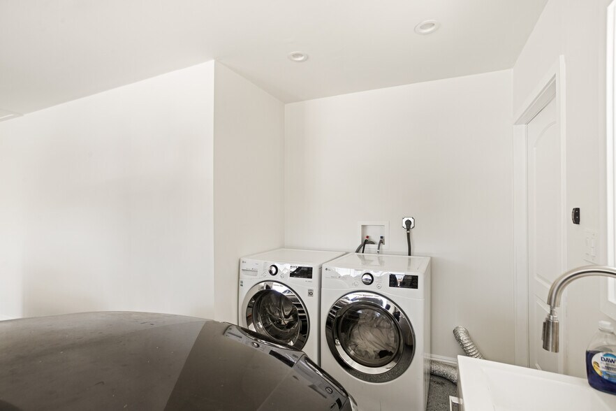 Building Photo - 2653 Tilden Ave