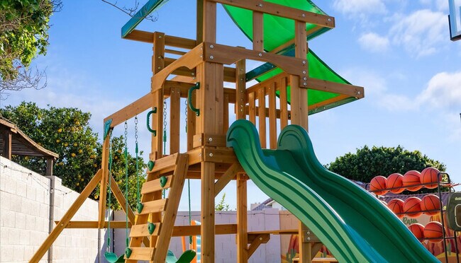 Building Photo - 2431 E Laurel St