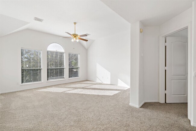 Building Photo - 3326 Lakeway Ln