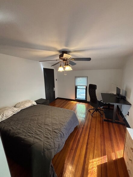 bedroom 1 - 302 W Washington St