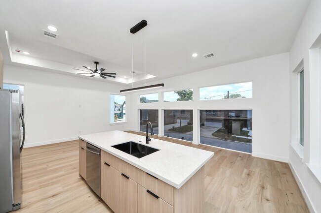 Building Photo - 7117 Eastwood St