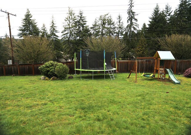 Building Photo - 3059 Bellevue Way NE