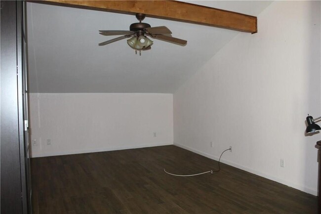 Building Photo - 25 Oakbrook Dr
