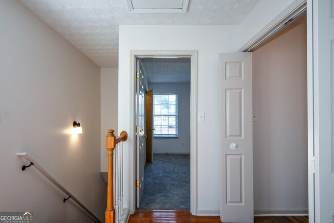 Building Photo - 5460 Hampton Ct