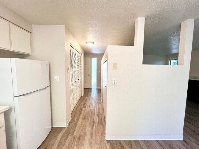 Building Photo - 2 Bed 1 Bath Apartment in Lake Oswego!