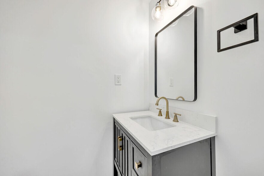 Building Photo - 2022 Central Ave