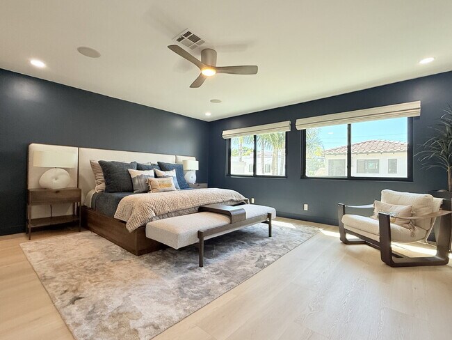Building Photo - Experience Luxury at Windansea Beach: with...