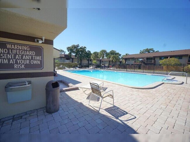 Building Photo - Charming 2-Bedroom Condo in St. Petersburg