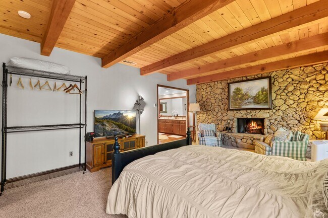 Building Photo - Brilliant Tavern Bay Home