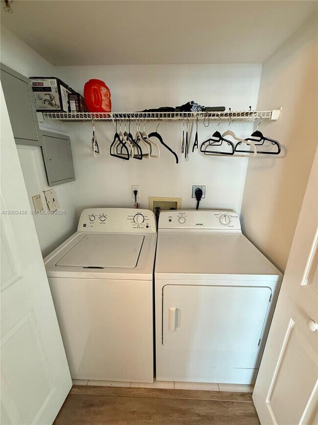 Building Photo - 1155 Brickell Bay Dr