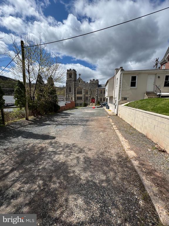 Building Photo - 9 N Church St