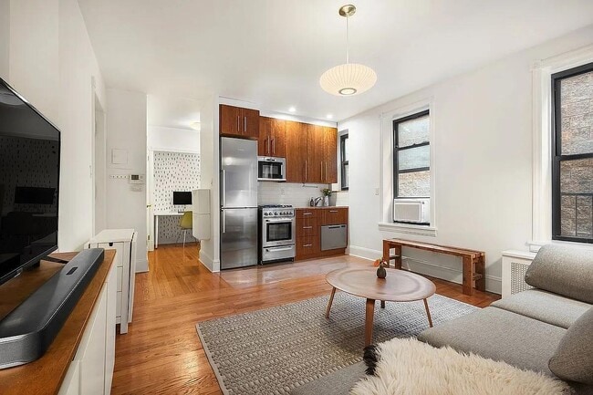 Primary Photo - 251 Pacific St