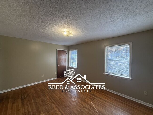 Building Photo - 2-Story Duplex Located Near UofM!