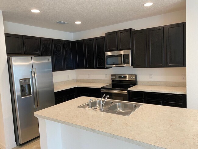 Building Photo - Newer Home, 3 Bedroom 2 Bath,  2 Car Garag...