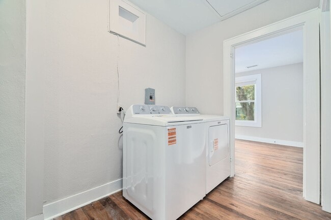 Building Photo - Stylish Lowcountry Comfort Near the Heart ...