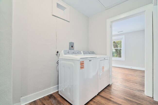 Building Photo - Stylish Lowcountry Comfort Near the Heart of North Charleston!