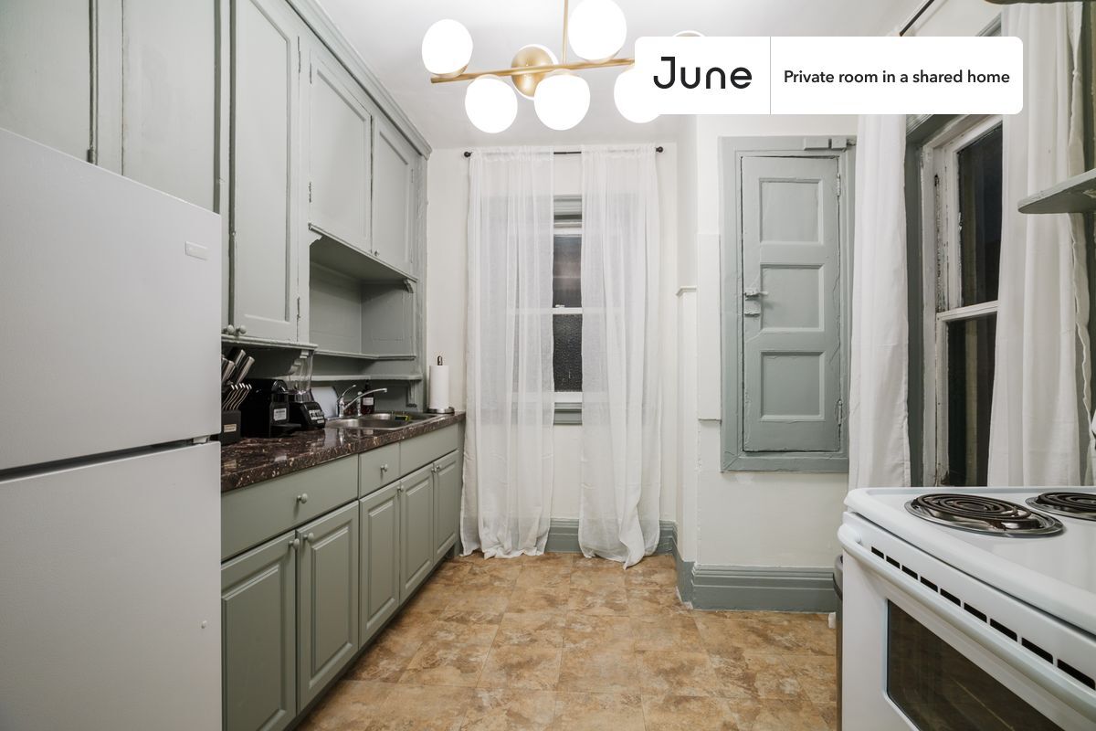 Building Photo - Private bedroom in 4 bed/1 bath Home