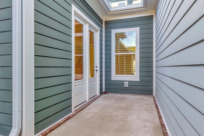 Building Photo - Luxurious Low-Maintenance Living in Westha...