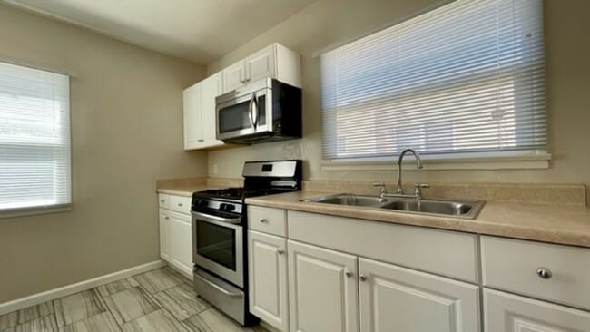 Building Photo - Cute 1-Bedroom Cottage in the Bungalow District w/ All Utilities Included