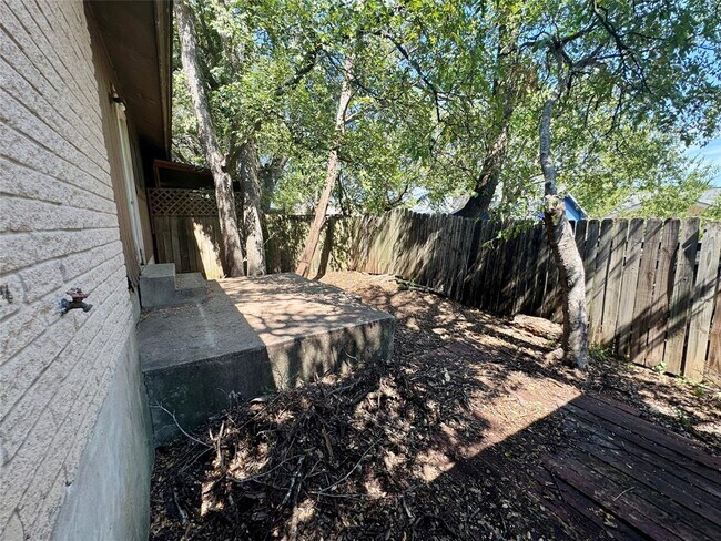 Building Photo - 1004 Milford Way
