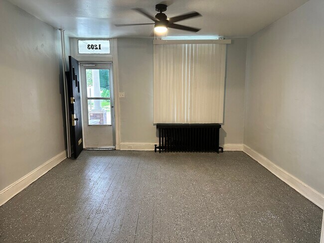 Building Photo - Spacious Home! Finished Basement! W/D! Available Now!