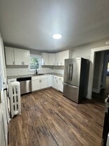 Building Photo - 3083 E Derbyshire Rd