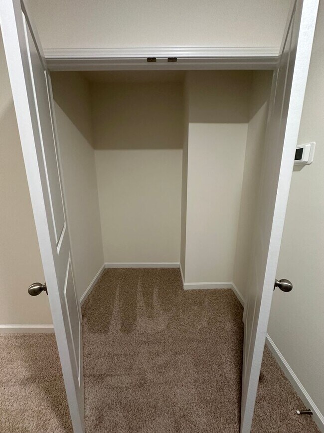 Building Photo - 3 Bedroom / 2.5 Bath Townhome Kingsport, TN