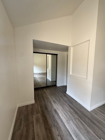 Dressing Area - 4048 Maxson Rd