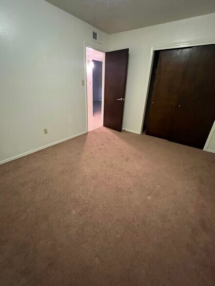 Building Photo - 629 Kingman Ave