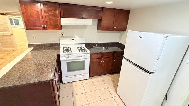 Building Photo - 5706 N Maplewood Ave