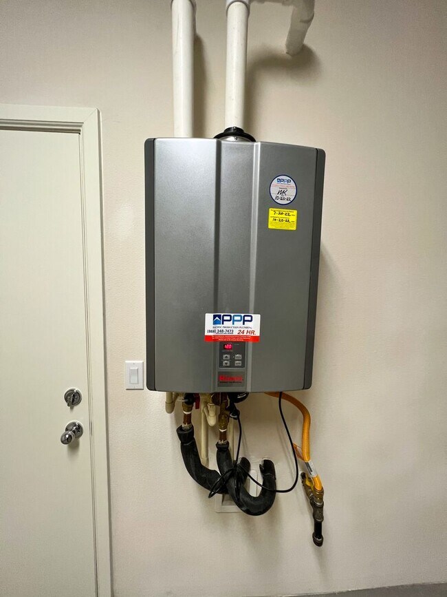 Building Photo - 5 Bedroom home with FULL MOTHER IN LAW SUI...