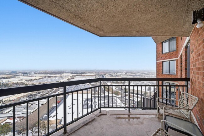 Building Photo - 2103 Harmon Cove Tower