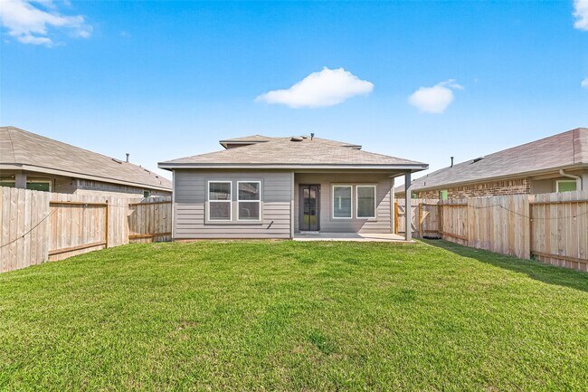 Building Photo - 5442 Pinetree Cres Ln
