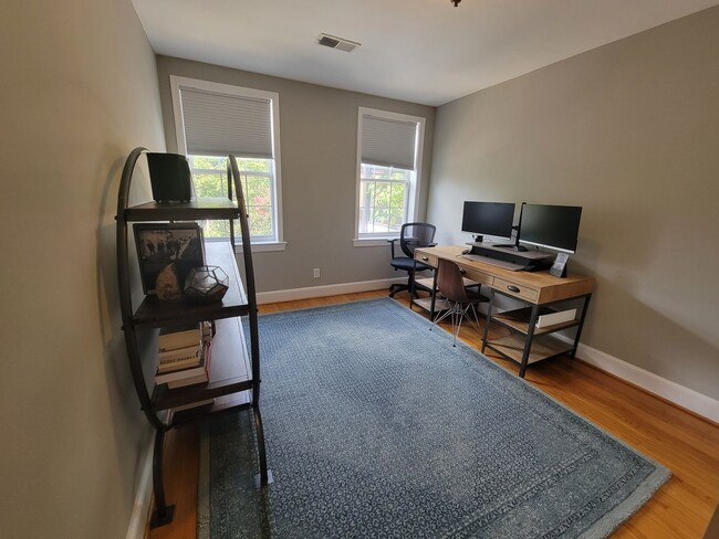 Building Photo - Fabulous, Furnished, Spacious 2BR with balcony in Alexandria